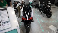 Bagian bodi Alva Cervo dari yang semula putih polos (versi standar), kini diberi sentuhan two tone warna merah dan putih.  