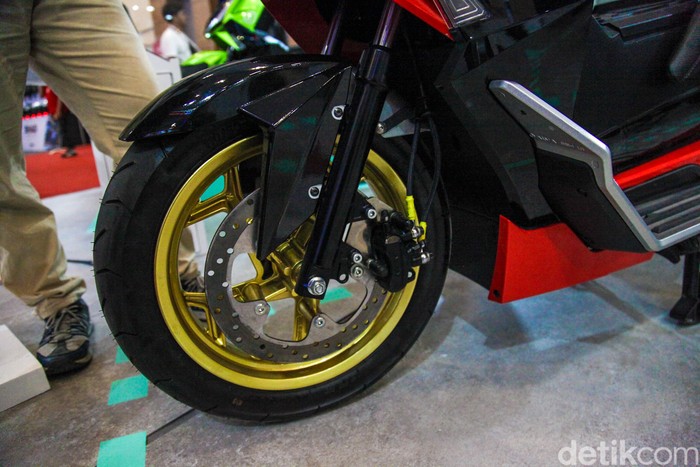 Alva Cervo X Katros Garage mejeng di IMOS+ 2023. Hasil sentuhan Atenx Katros bikin tampilan skutik listrik ini tampil lebih sporty.