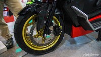 Alva Cervo X Katros Garage mengusung ban depan ukuran 110/80 R14 dan 140/70 R 14.  