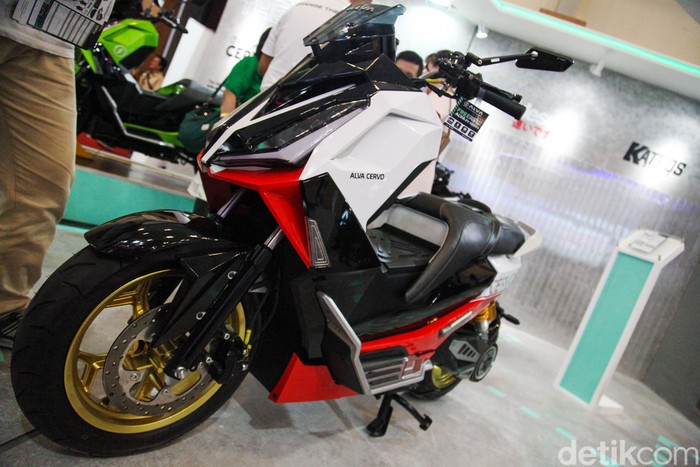 Katros Garage Modif Motor Listrik Alva Cervo, Begini Wujudnya Alva Cervo X Katros Garage mejeng di IMOS+ 2023. Hasil sentuhan Atenx Katros bikin tampilan skutik listrik ini tampil lebih sporty.