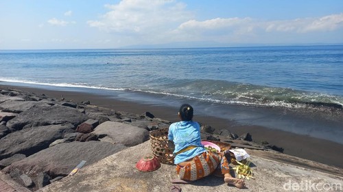 Kawasan PPI Kusamba Klungkung yang kini sudah menyatu dengan laut lepas, Kamis (26/10/2023). (Putu Krista/detikBali)