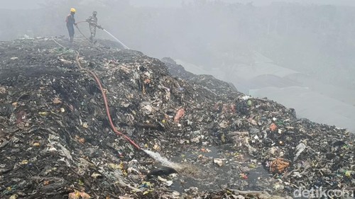 Kubangan yang dibuat pada beberapa titik di TPA Mandung  untuk menampung air yang disedot melalui pompa. (chairul amri simabur/detikBali)