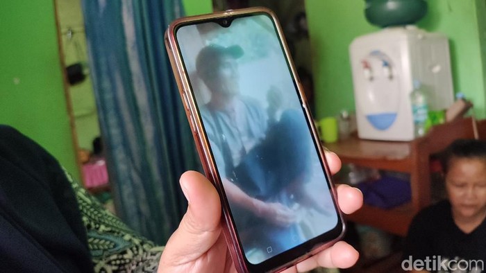 Keluarga menunjukkan foto pria tua yang bawa bocah Ciamis hingga ke hutan Tasikmalaya