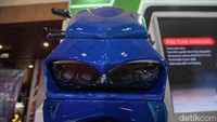 Dhelvic memakai dinamo hub drive 3 kW. Akselerasi 0-100 km per jam dalam 5 detik. Top speed 140 km per jam.