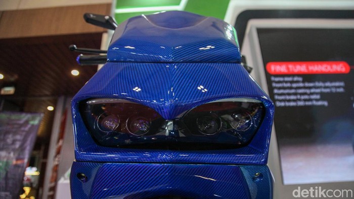 Dhelvic Genesis meluncur di IMOS+ 2023. Motor listrik asal Surabaya ini tampil dengan warna merah dan biru.