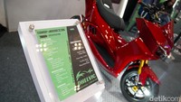 Dhelvic Genesis tampil dengan single tone, yaitu warna merah dan biru di bodinya.