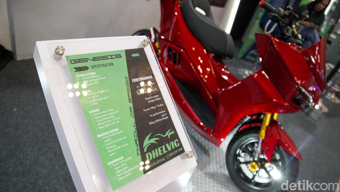 Kenalin Rek Dhelvic Genesis, Motor Listrik Made in Surabaya di IMOS 2023 Dhelvic Genesis meluncur di IMOS+ 2023. Motor listrik asal Surabaya ini tampil dengan warna merah dan biru.