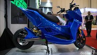Karena tingkat kandungan dalam negeri (TKDN) sudah mencapai 70 persen, motor listrik ini juga termasuk ke daftar penerima subsidi Rp 7 juta dari pemerintah.