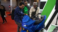 Motor listrik ini dibanderol seharga Rp 60 juta karena performanya diklaim setara dengan motor bermesin 400 cc.  
