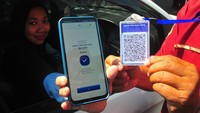 Pemerintah setempat menerapkan sistem layanan parkir berbasis elektronik atau e-Parkir di sejumlah ruas jalan.  