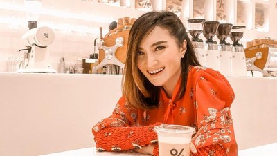 Momen Kiki Amalia Kulineran, Makan Es Krim Durian hingga Ngopi di Kafe