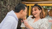 Usia kehamilannya sudah 6 bulan. Ia dan sang suami kian mesra, seperti yang terlihat pada momen jajan es krim durian gerobakan satu ini. Foto: Instagram @kikiamaliaworld