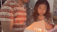 Pada 22 Oktober, Kiky merayakan ulang tahunnya. Ia mendapat kejutan manis berupa kue dari sang suami, Muhammad Khairi. Foto: Instagram kikysaputrii