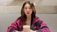 Kiky kerap membuat keterangan unggahan yang menggelitik. Banyak sekali hal yang ingin ku utarakan. Banyak sekali ragu yang ingin ku tanyakan. Pada cokelat di hadapan, segala pahit ku sesapkan di setiap tegukan, tulisnya mengenai pose bersama segelas es cokelat. Foto: Instagram kikysaputrii