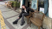 Kalau ini pose kece Kiky Saputri saat di Korea Selatan. Ia mampir ke kafe DanBam yang jadi salah satu latar drama Korea hits, Itaewon Class. Foto: Instagram kikysaputrii