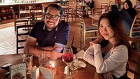 Potret di kafe ini punya cerita istimewa untuk Kiky. Pasalnya ini kali kedua Kiky dan Khairi bertemu. Keduanya masih malu-malu ya? Foto: Instagram kikysaputrii
