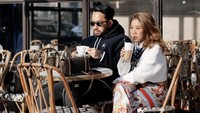 Layaknya warga lokal Paris, Kiky dan Khairi menikmati minuman hangat di brasserie lokal. Mereka sengaja memilih tempat duduk di luar nih! Foto: Instagram kikysaputrii