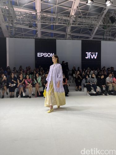 Koleksi Aleza Label di Jakarta Fashion Week 2024. Koleksi Aleza Label di Jakarta Fashion Week 2024.