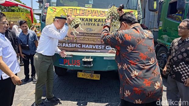Komisaris CV Pacifik Harvest Aminoto dan Menperin Agus Gumiwang Kartasasmita saat melepas ekspor ikan kaleng ke Jerman, Afrika, dan Lybia.