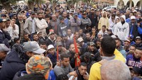 Ratusan korban gempa melakukan protes di Amizmiz, di luar Marrakesh, Maroko, Selasa (24/10/2023).  