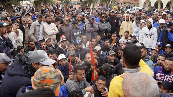 Korban Gempa Paling Mematikan di Maroko Protes Kekurangan Bantuan People displaced by the earthquake protest against lack of emergency assistance and worsening housing condition, in Amizmiz, outside Marrakech, Morocco, Tuesday, Oct. 24, 2023. (AP Photo/Youssef Mazouz)