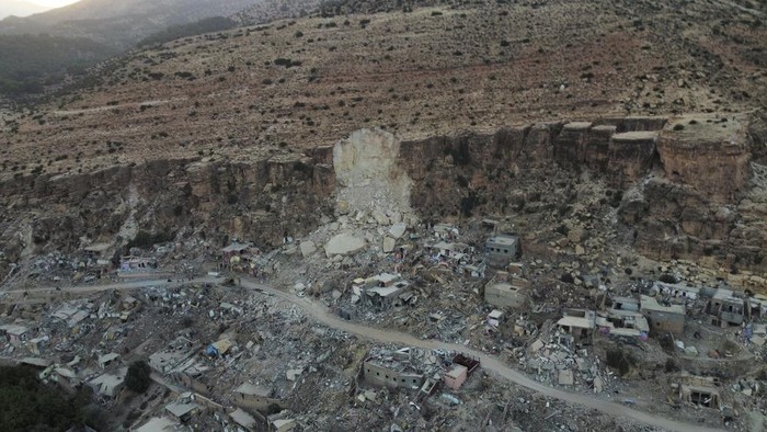 Korban Gempa Paling Mematikan di Maroko Protes Kekurangan Bantuan People displaced by the earthquake protest against lack of emergency assistance and worsening housing condition, in Amizmiz, outside Marrakech, Morocco, Tuesday, Oct. 24, 2023. (AP Photo/Youssef Mazouz)