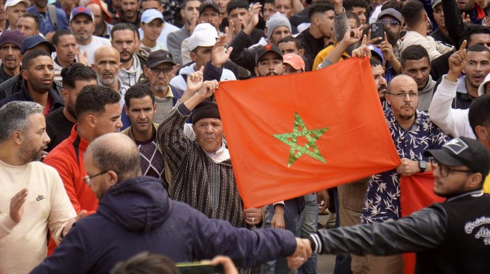 Korban Gempa Paling Mematikan di Maroko Protes Kekurangan Bantuan People displaced by the earthquake protest against lack of emergency assistance and worsening housing condition, in Amizmiz, outside Marrakech, Morocco, Tuesday, Oct. 24, 2023. (AP Photo/Youssef Mazouz)