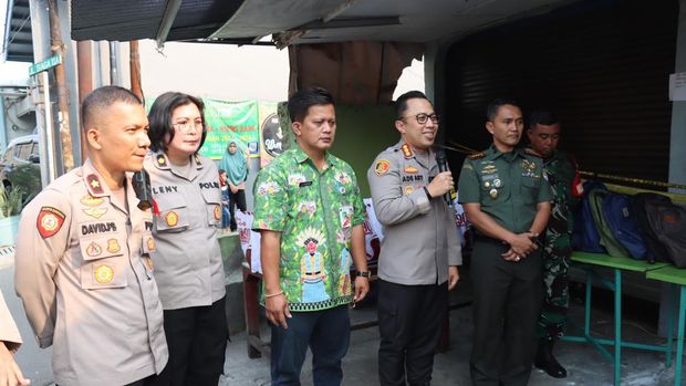 Korban kebakaran di Pasar Minggu mendpaat bantun dari lulusan Akpol '90.