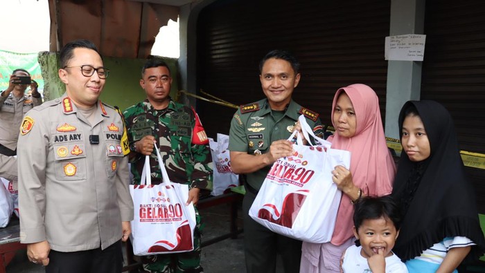 Korban kebakaran di Pasar Minggu mendpaat bantun dari lulusan Akpol 90.