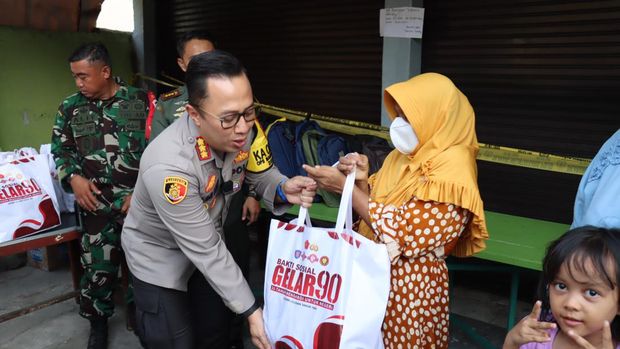 Korban kebakaran di Pasar Minggu mendpaat bantun dari lulusan Akpol '90.