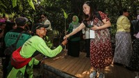 Penanaman mangrove ini diharapkan bisa mencegah terjadinya abrasi serta memberikan manfaat jangka panjang untuk lingkungan di pesisir pantai. 