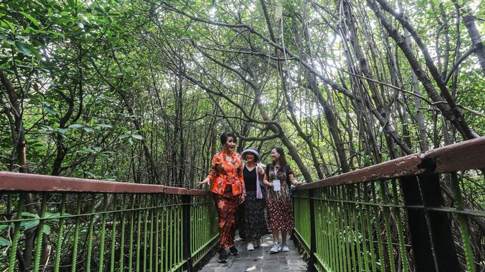 Kowani dan ACWO Komitmen Melestarikan Alam Ketua Umum Kongres Wanita Indonesia (Kowani) Giwo Rubianto Wiyogo bersama Delegasi ASEAN Confederation of Womens Organization (ACWO) dan Badan Kerjasama Organisasi Wanita (BKWO) dan GOW se-Indonesia menanam bibit pohon mangrove di Eco Wisata PIK, Jakarta Utara, Rabu (26/10/23).