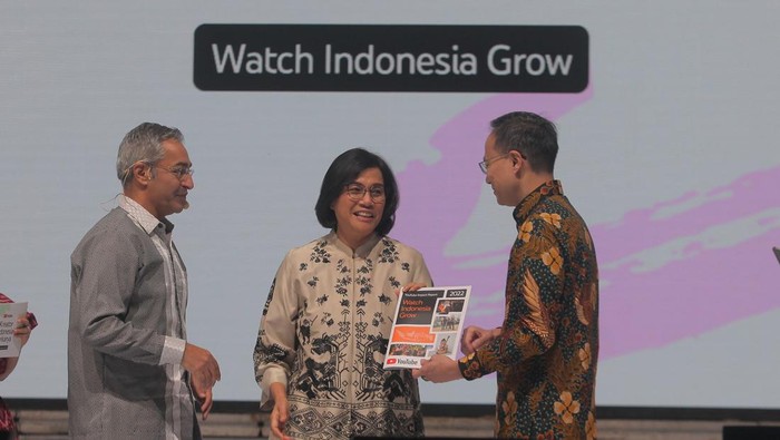 Sejumlah peserta meninjau stan pameran pada acara Kreator Indonesia di Park Hyatt Hotel, Jakarta, Kamis (26/10/2023). Menteri Keuangan Sri Mulyani Indrawati pada acara Kreator Indonesia Berkarya yang diselenggarakan YouTube tersebut mengingatkan para konten kreator untuk tidak lupa memenuhi kewajibannya membayar pajak dan memperkuat perekonomian Indonesia. ANTARA FOTO/Reno Esnir/rwa.
