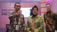 Menteri Sosial Tri Rismaharini (tengah) didampingi Managing Director Google Indonesia Randy Jusuf (kanan) meninjau stan pameran pada acara Kreator Indonesia di Park Hyatt Hotel, Jakarta, Kamis (26/10/2023). 