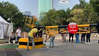 Berdasarkan pantauan detikcom, pihak PT Indobuildco membawa enam orang pekerja untuk membongkar portal besi berwarna kuning dan hitam. Mereka menggunakan palu untuk membongkarnya - Foto: detikcom/Anisa Indraini