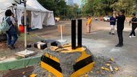 Yosef menyebut pembuatan portal mengganggu kegiatan di pintu keluar-masuk kawasan Hotel Sultan. Tindakan PPKGBK ini melanggar hak hidup, hal berusaha warga negara dan hak asasi manusia (HAM), tambahnya - Foto: detikcom/Anisa Indraini