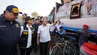 Zulhas mengatakan pakaian bekas hasil impor ilegal didapatkan sejumlah daerah, namun mayoritas dari Pasar Senen dan Bandung.