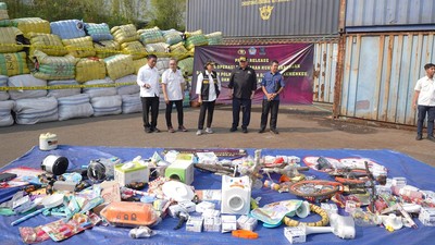Lihat Lagi Momen Zulhas-Airlangga Musnahkan Barang Impor Ilegal Rp 50 M