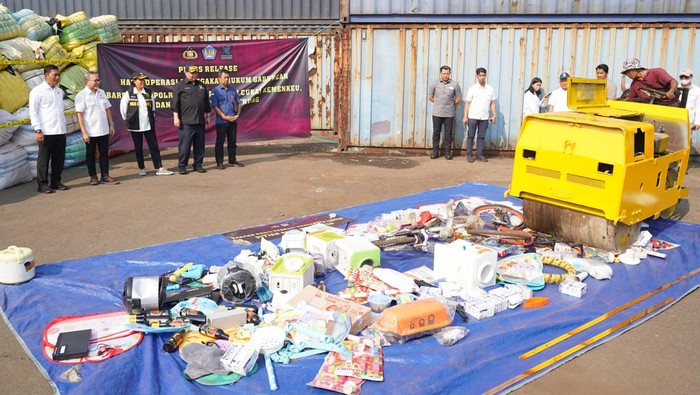 Lihat Lagi Momen Zulhas-Arilangga Musnahkan Barang Impor Ilegal Rp 50 M Lihat Lagi Momen Zulhas-Arilangga Musnahkan Barang Impor Ilegal Rp 50 M