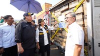 Pada kesempatan tersebut, Zulhas tak sendiri, melainkan ditemani Menteri Koordinator Bidang Perekonomian Airlangga Hartarto dan Menteri Keuangan Sri Mulyani di Cikarang Dry Port (Pelabuhan Daratan) di Kabupaten Bekasi, Jawa Barat.