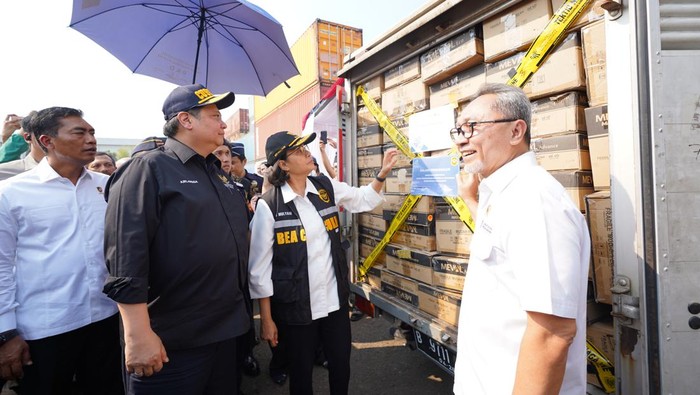 Lihat Lagi Momen Zulhas-Arilangga Musnahkan Barang Impor Ilegal Rp 50 M