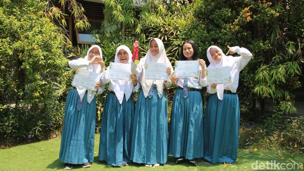 Lima siswi SMA Negeri 1 SIdoarjo yang berhasil meraih emas di kompetisi peneliti muda WICE di Selangor, Malaysia.