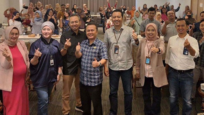 Literasi dan Inklusi Keuangan Untuk Wanita Pelaku UMKM Literasi dan inklusi keuangan diberikan pada anggota Asosiasi Wanita Pengusaha Makanan Ringan (Aswapemari) Banjarnegara, Jawa Tengah. Ini dalam rangka memajukan UMKM.