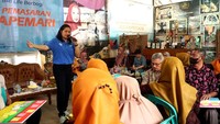 Depthead Corsec PT Asuransi BRI Life (BRI Life) Susan C Sanger (kiri) memberikan pemaparan dalam kegiatan literasi dan inklusi keuangan bagi anggota Asosiasi Wanita Pengusaha Makanan Ringan (Aswapemari) Banjarnegara, Jawa Tengah. 