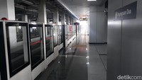 LRT Jakarta sudah beroperasi selama hampir 3 tahun, sejak Desember 2019 lalu. LRT Jakarta ini memiliki jalur sepanjang 5,8 km yang melayani enam stasiun, yakni Peganggsaan Dua, Boulevard Utara, Boulevard Selatan, Pulomas, Equestrian, dan Velodrome.  