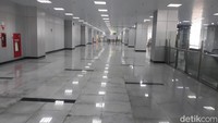 Di area stasiun ini sekilas tidak terlihat ada penumpang lain. Terpantau hanya ada sejumlah petugas dan satu trainset atau rangkaian kereta LRT sedang terhenti di atas rel.  