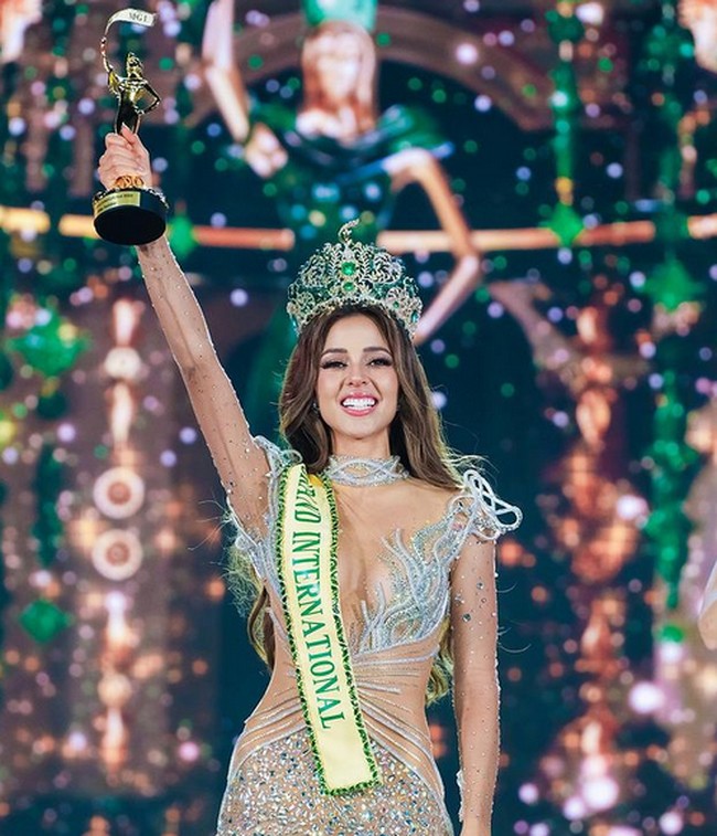 Mahkota kemenangan Miss Grand International diberikan untuk Luciana Fuster. Inilah senyum manis dan penuh bangga wanita yang sebelumnya memenangkan Miss Grand Peru itu. Foto: dok. Instagram