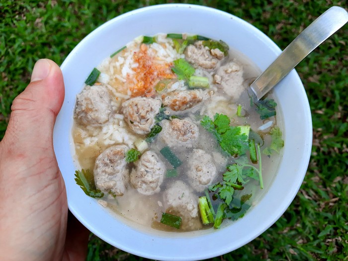 Makan Bubur Babi Tak Matang di Hotel, Balita Ini Mual dan Hampir Muntah
