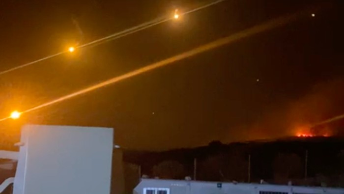 Markas pasukan TNI dalam misi sebagai pasukan perdamaian PBB di Lebanon dikabarkan terkena mortir yang dilontarkan militer Israel. Terlihat suar parasut mengambang di udara (dok Ist/TNI)