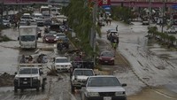 Sejumlah mobil melintasi jalan yang rusak akibat banjir setelah Badai Otis melanda Acapulco, Meksiko, Rabu (25/10/2023).